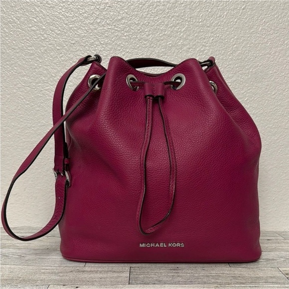 Michael Kors Leather Drawstring Bucket Bag EUC - Picture 1 of 14